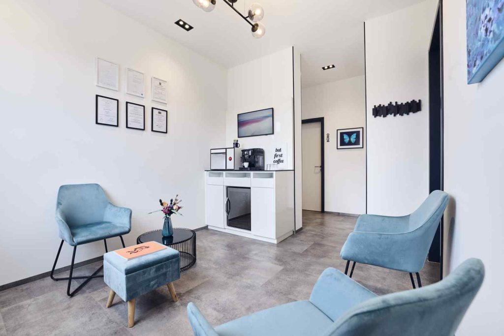 kieferorthopaedie schaeftlarn wartezimmer 1024x683